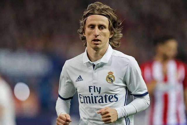 中超强队国安在亚冠被越南绝杀，国脚表现低迷，暴露中国足球实力与管理问题。